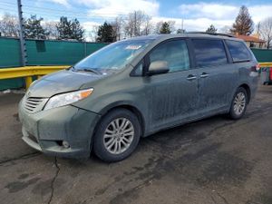 Toyota Sienna XLE 3.5L 6 2013