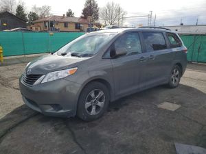 Toyota Sienna LE 3.5L 6 2011