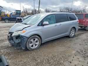 Toyota Sienna LE 3.5L 6 2013