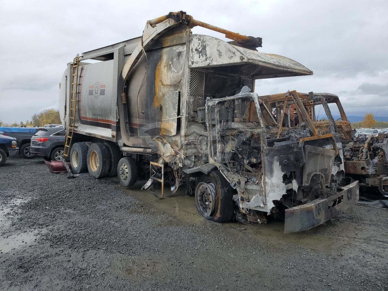 Peterbilt 320/325 10.8L 6 2011