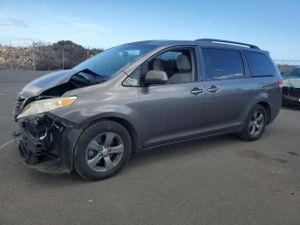 Toyota Sienna LE 3.5L 6 2013