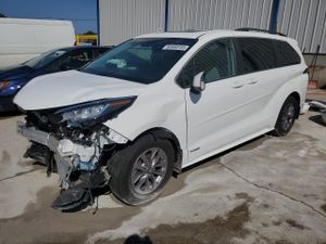 Toyota Sienna LE 2.5L 4 2021