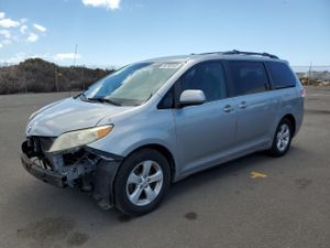 Toyota Sienna LE 3.5L 6 2012