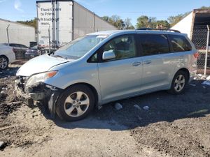 Toyota Sienna LE 3.5L 6 2015