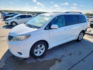 Toyota Sienna LE 3.5L 6 2012