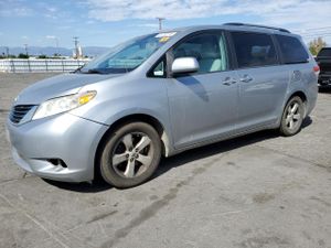 Toyota Sienna LE 3.5L 6 2012