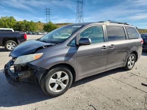 Toyota Sienna LE 3.5L 6 2011