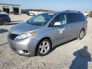 Toyota Sienna LE 3.5L 6 2011