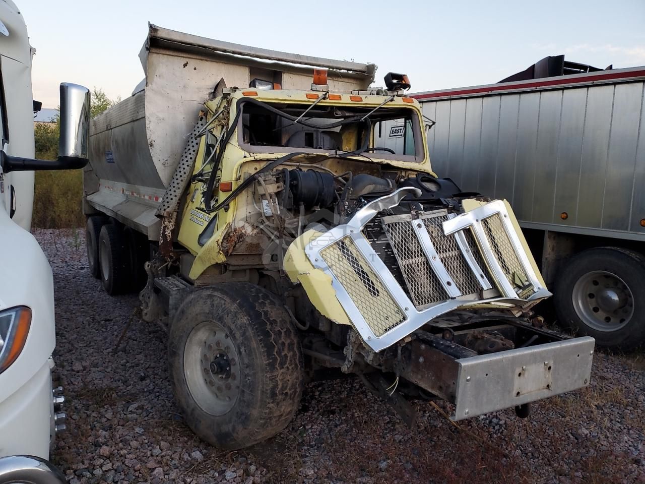 International 1000 / 2000 Series 2674 10.8L 6 1997