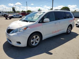 Toyota Sienna LE 3.5L 6 2013