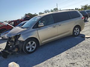 Toyota Sienna LE 3.5L 6 2012