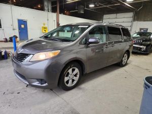 Toyota Sienna LE 3.5L 6 2011