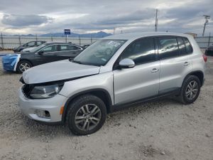 Volkswagen Tiguan S 2.0L 4 2014