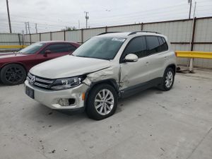 Volkswagen Tiguan S 2.0L 4 2015