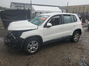 Volkswagen Tiguan S 2.0L 4 2014
