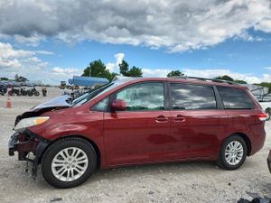 Toyota Sienna XLE 3.5L 6 2014