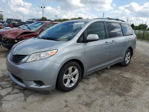 Toyota Sienna LE 3.5L 6 2013