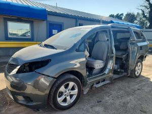 Toyota Sienna LE 3.5L 6 2013