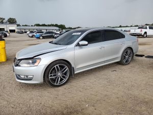 Volkswagen Passat SEL 2 L 4 2015