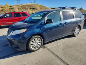 Toyota Sienna LE 3.5L 6 2011