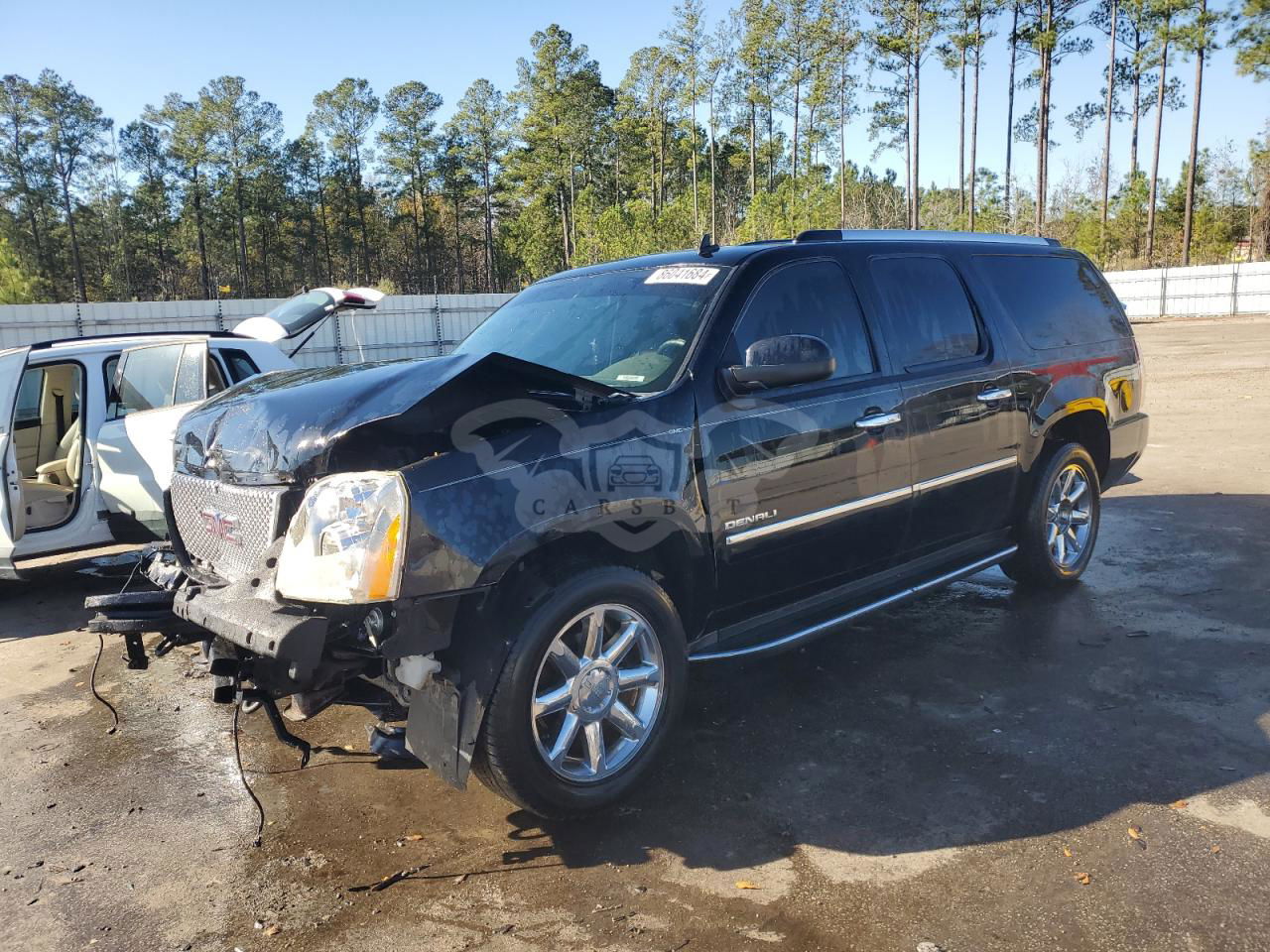 GMC Yukon DENALI 6.2L  8 2011