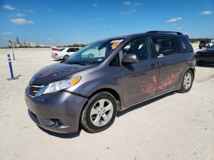Toyota Sienna LE 3.5L 6 2015