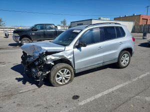 Volkswagen Tiguan S 2.0L 4 2015