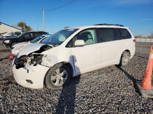 Toyota Sienna LE 3.5L 6 2013