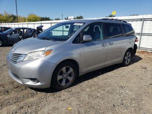 Toyota Sienna LE 3.5L 6 2015