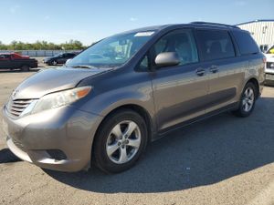 Toyota Sienna LE 3.5L 6 2015