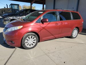Toyota Sienna LE 3.5L 6 2012