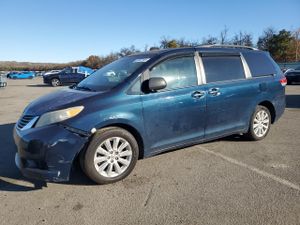 Toyota Sienna LE 3.5L 6 2011