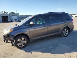 Toyota Sienna LE 3.5L 6 2013