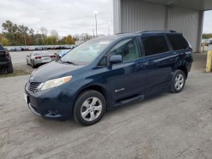 Toyota Sienna LE 3.5L 6 2012