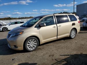 Toyota Sienna XLE 3.5L 6 2011