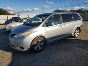 Toyota Sienna LE 3.5L 6 2013