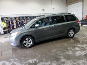 Toyota Sienna LE 3.5L 6 2013