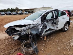 Ford Focus SE 2.0L 4 2013