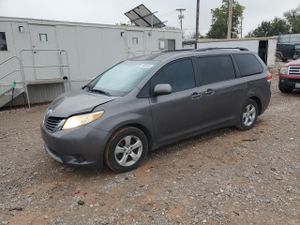 Toyota Sienna LE 3.5L 6 2012