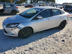 Ford Focus SE 2.0L 4 2012