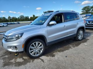 Volkswagen Tiguan S 2.0L 4 2015