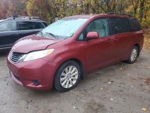 Toyota Sienna LE 3.5L 6 2013