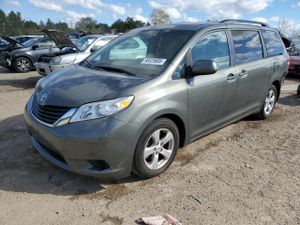 Toyota Sienna LE 3.5L 6 2011