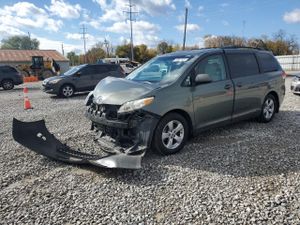 Toyota Sienna LE 3.5L 6 2013