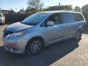 Toyota Sienna XLE 3.5L 6 2011