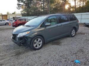 Toyota Sienna LE 3.5L 6 2013