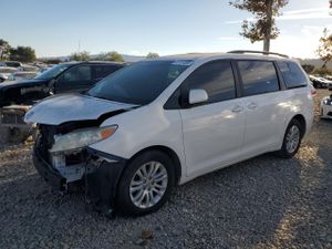 Toyota Sienna XLE 3.5L 6 2014