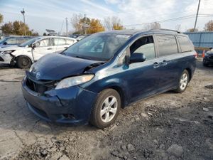Toyota Sienna LE 3.5L 6 2011
