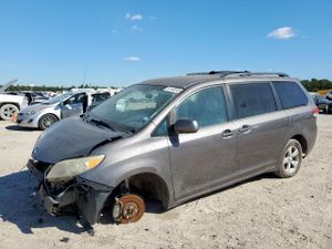 Toyota Sienna LE 3.5L 6 2011