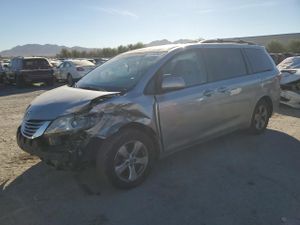Toyota Sienna LE 3.5L 6 2015